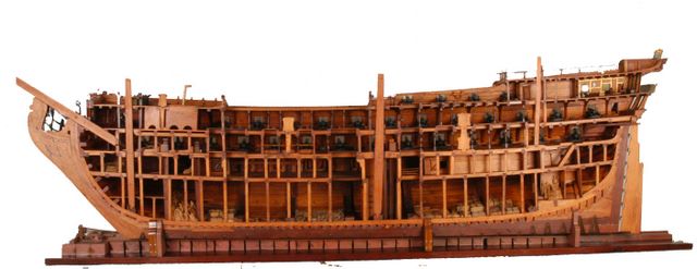 Modelo de navío de 66 cañones en grada, dispuesto para su botadura al agua. c 1750. Vista general de la distribución interna del navío desde su través de babor.